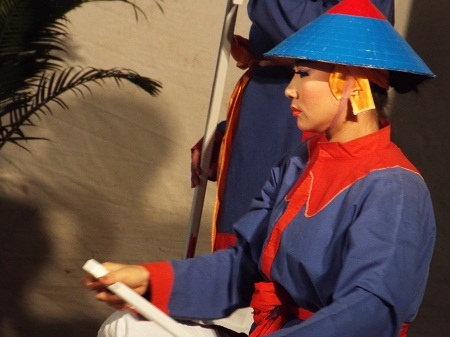 Ông Lê Xuân Thân, Phó Chủ tịch UBND tỉnh Khánh Hòa trao bằng chứng nhận cho các đình, lăng.