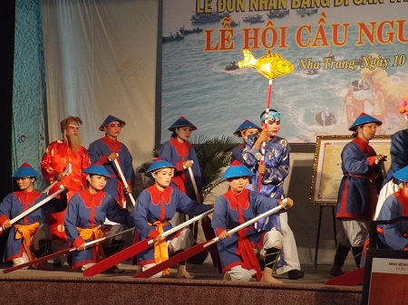 Ông Lê Xuân Thân, Phó Chủ tịch UBND tỉnh Khánh Hòa trao bằng chứng nhận cho các đình, lăng.