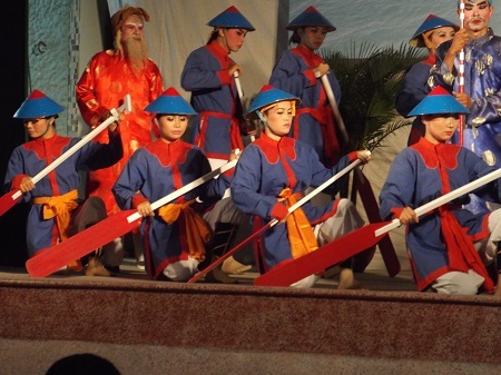 Ông Lê Xuân Thân, Phó Chủ tịch UBND tỉnh Khánh Hòa trao bằng chứng nhận cho các đình, lăng.