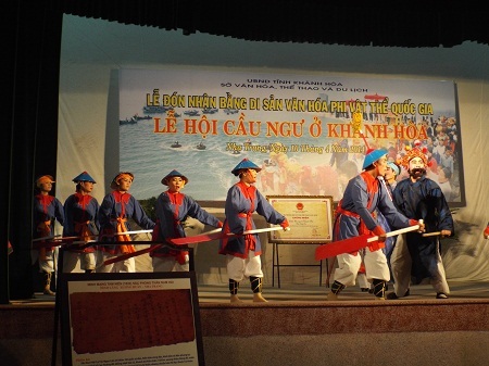 Ông Lê Xuân Thân, Phó Chủ tịch UBND tỉnh Khánh Hòa trao bằng chứng nhận cho các đình, lăng.