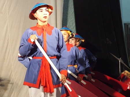 Ông Lê Xuân Thân, Phó Chủ tịch UBND tỉnh Khánh Hòa trao bằng chứng nhận cho các đình, lăng.