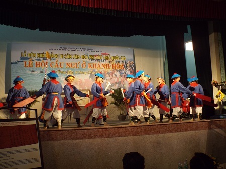 Ông Lê Xuân Thân, Phó Chủ tịch UBND tỉnh Khánh Hòa trao bằng chứng nhận cho các đình, lăng.