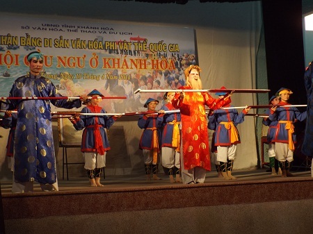 Ông Lê Xuân Thân, Phó Chủ tịch UBND tỉnh Khánh Hòa trao bằng chứng nhận cho các đình, lăng.