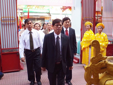 Lãnh đạo tỉnh Khánh Hòa dâng hương.