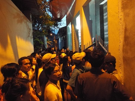 Người dân vây quanh căn nhà sau khi bé D. tử vong