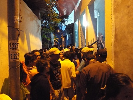 Người dân hiếu kỳ vây quanh căn nhà nơi bé D. tử vong