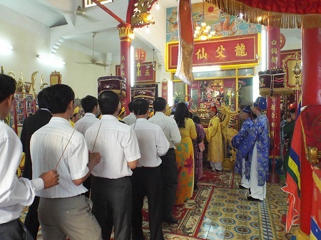 Tiếp đó là hàng nghìn người dân dâng hương.