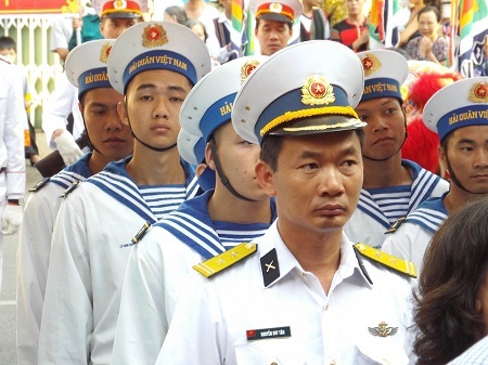 Các chiến sĩ Hải quân thành kính dâng hương Vua Hùng.
