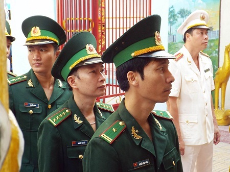 Nhiều công chức, bộ đội tham gia lễ dâng hương Vua Hùng.