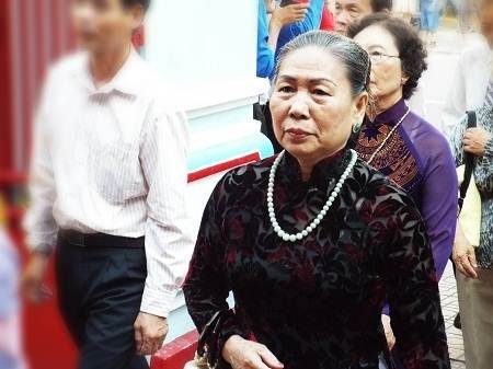 Các em thiếu nhi TP Nha Trang dâng hương trong ngày Gỗ Tổ Hùng Vương.