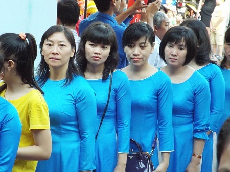 Nhiều công chức, bộ đội tham gia lễ dâng hương Vua Hùng.