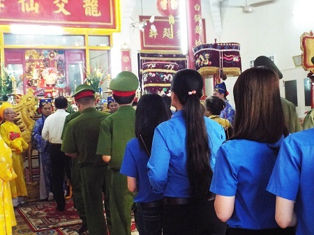 Các chiến sĩ công an và đoàn viên thanh niên tỉnh Khánh Hòa dâng hương Vua Hùng.