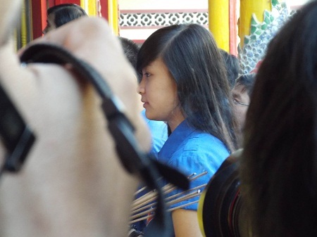 Các em thiếu nhi TP Nha Trang dâng hương trong ngày Gỗ Tổ Hùng Vương.