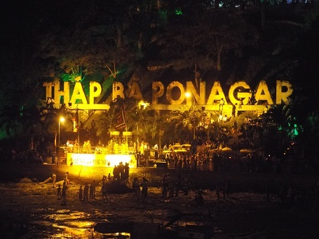 Du khách vào tháp Chăm hành hương.