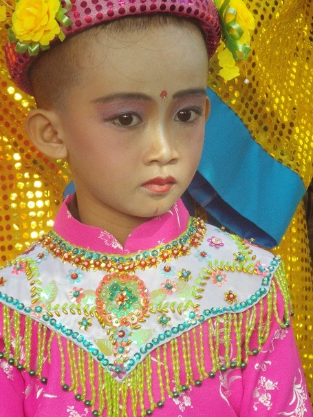  Một em bé dự lễ hội.