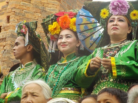 Lễ hội Tháp bà Ponagar hàng năm là lễ hội dân gian truyền thống lớn nhất ở Khánh Hòa,