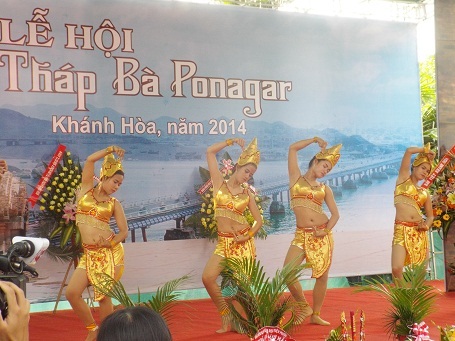 Thiếu nữ Chăm múa Apsara.