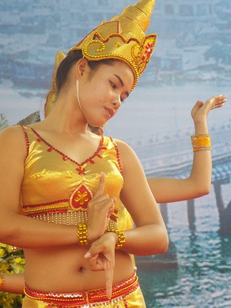 Thiếu nữ Chăm múa Apsara.