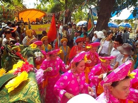 Các đoàn về dự lễ hội sáng 20/4.