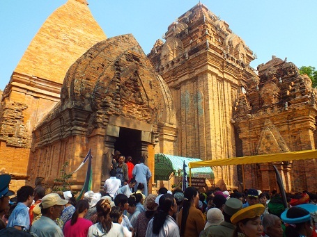 Đông đảo du khách thập phương và cộng đồng người Chăm về dự lễ hội Tháp bà Ponagar Nha Trang