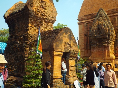 Du khách vào tháp Chăm hành hương.