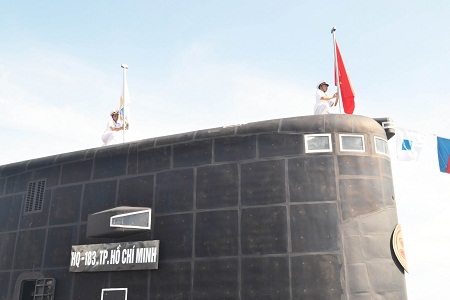 Cờ Tổ quốc đang được kéo lên trên tàu ngầm Kilo HQ 183 TP Hồ Chí Minh.