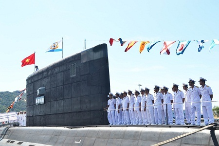 Cờ Tổ quốc đang được kéo lên trên tàu ngầm Kilo HQ 183 TP Hồ Chí Minh.