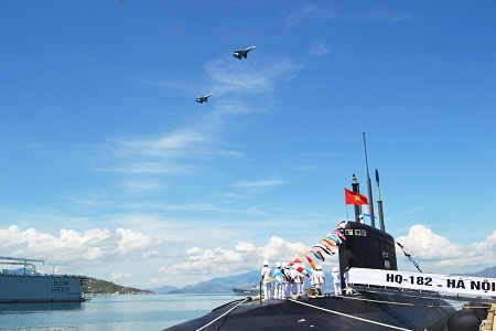 Cờ Tổ quốc đang được kéo lên trên tàu ngầm Kilo HQ 183 TP Hồ Chí Minh.