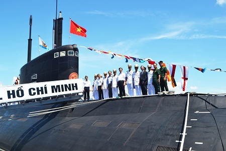 Cờ Tổ quốc đang được kéo lên trên tàu ngầm Kilo HQ 183 TP Hồ Chí Minh.