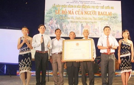 Trao Bằng di sản cho Lễ hội bỏ mả của người Raglai.