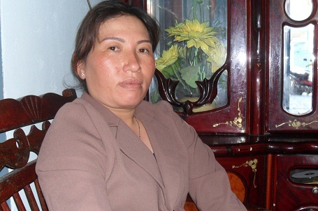 Bà Nguyễn Thị Kim Hoa nóng ruột đợi tin chồng cùng các ngư dân trên tàu cá KH 96365-TS.