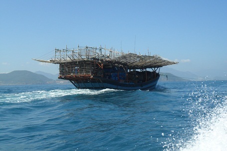 Tàu cá của ngư dân luôn đối mặt với nhiều nguy hiểm khi ra khơi đánh bắt