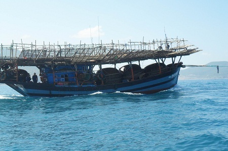 Tàu cá của ngư dân luôn đối mặt với nhiều nguy hiểm khi đánh
bắt trên biển. (Ảnh: Viết Hảo)