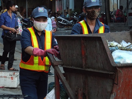 Công nhân hốt rác tố giám đốc nhận lương “khủng”