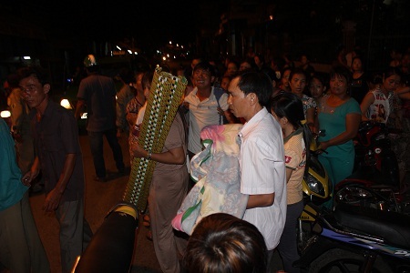 Bé D. được cơ quan công an đưa đi khám nghiệm hiện trường.