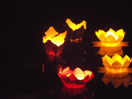 Du khách vào tháp Chăm hành hương.