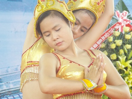 Thiếu nữ Chăm múa Apsara.