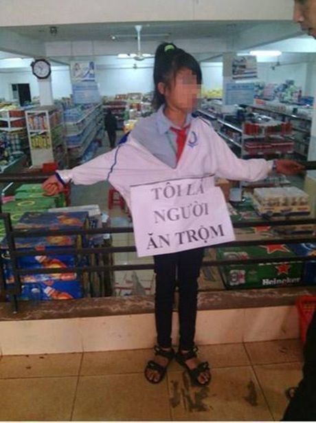 Vụ bắt nữ sinh đeo biển "ăn trộm": Có dấu hiệu phạm tội hình sự - 1 Bức ảnh gây phẫn nộ cộng đồng mạng