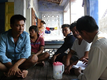 PV Báo Dân trí trao đổi với ngư dân Phan Quang (ông Quang mặc áo lót trắng, thứ 2 bìa phải).