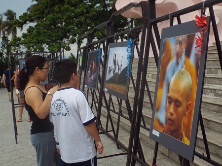 Người dân tham quan triển lãm.