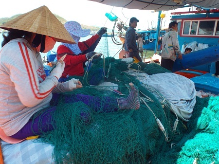 Ngư dân Khánh Hòa chỉnh trang lại ngư cụ trước khi vươn khơi.