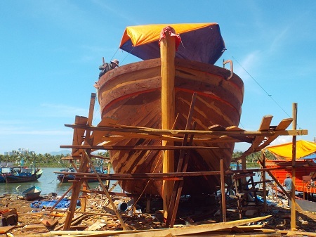 Phần trước của tàu cá trong quá trình được đóng mới.