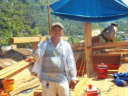 Anh Toàn đang làm việc trên con tàu của mình 