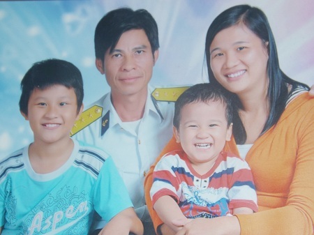 Thượng tá Nguyễn Mạnh Cường, Đảo trưởng Đảo Song Tử Tây cùng vợ và 2 con.