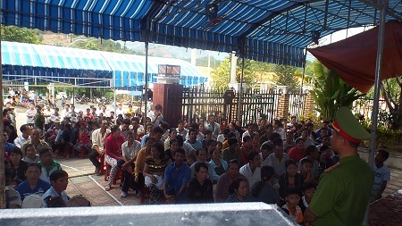 Người dân theo dõi phiên tòa qua màn hình.