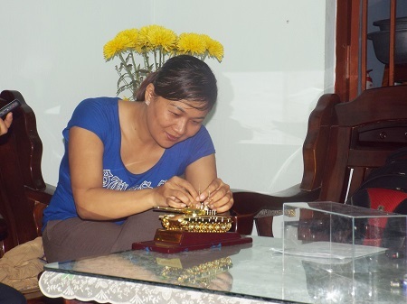 Mẹ cũng thích món quà bố gửi từ Trường Sa về cho con.