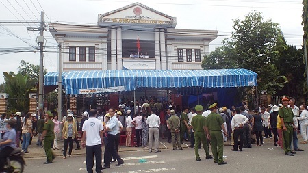 Sau khi tòa tuyên bị cáo Nguyễn Thành Trung (nguyên trưởng Công an huyện Khánh Sơn) 10 năm tù