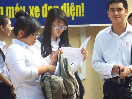 Thí sinh dự thi tốt nghiệp THPT năm 2014 kiểm tra bài sau môn thi Lý chiều 2/6. (Ảnh: Viết Hảo)