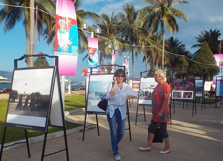 Du khách nước ngoài đến Nha Trang du lịch tham quan, tìm hiểu triển lãm