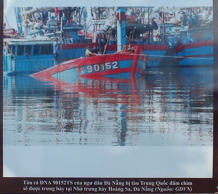 Tàu cá Đà Nẵng bị tàu Trung Quốc đâm chìm được trưng bày tại triển lãm.